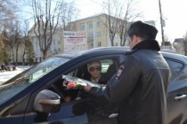 В Новомосковске сотрудники ГИБДД дарили цветы женщинам-водителям