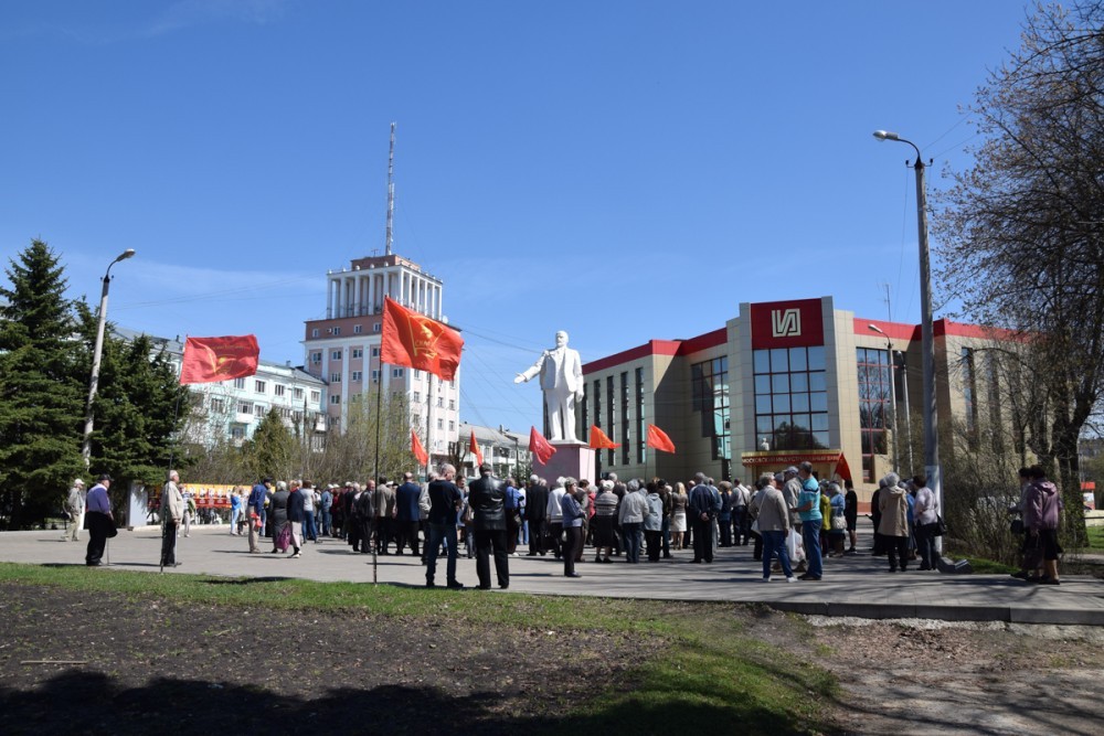 Коммунисты собрались на митинг.