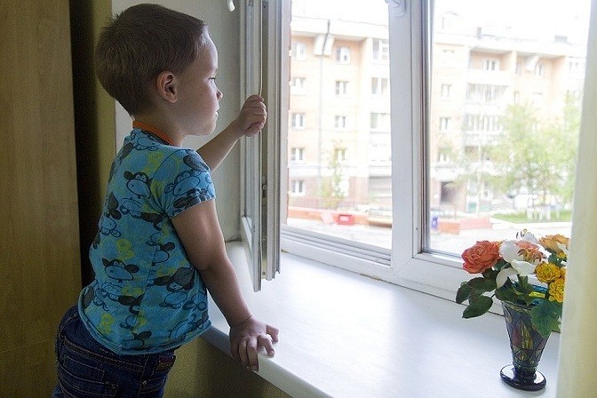 В Новомосковске из окна выпал ребенок