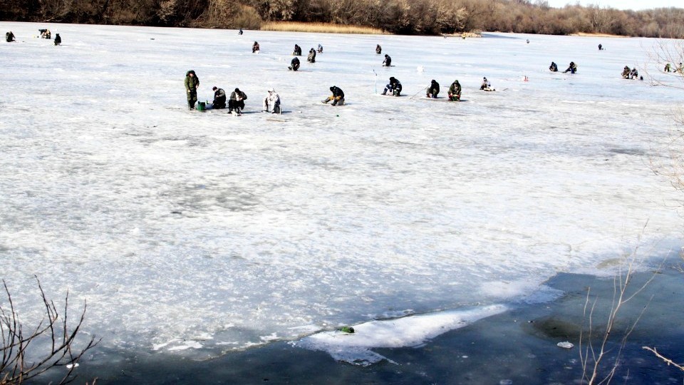 Толщина льда на новомосковских водоемах увеличивается