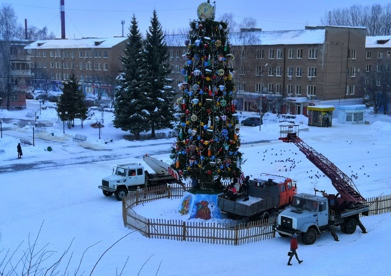 Новомосковск прощается с новогодней елкой