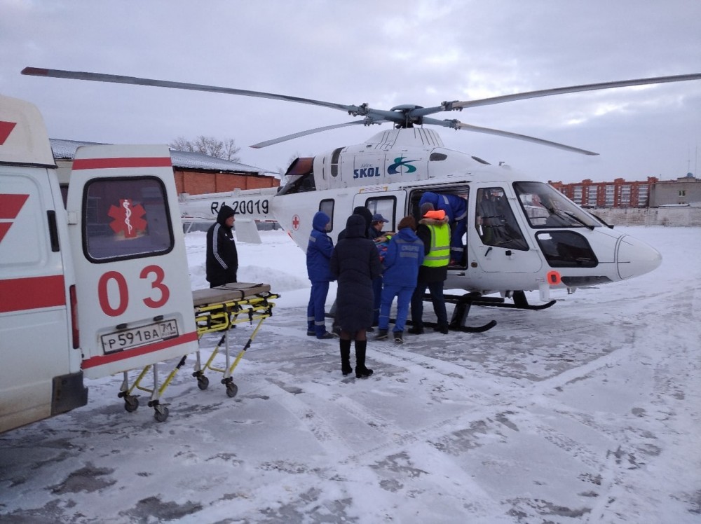 Пациента доставили в больницу на вертолете