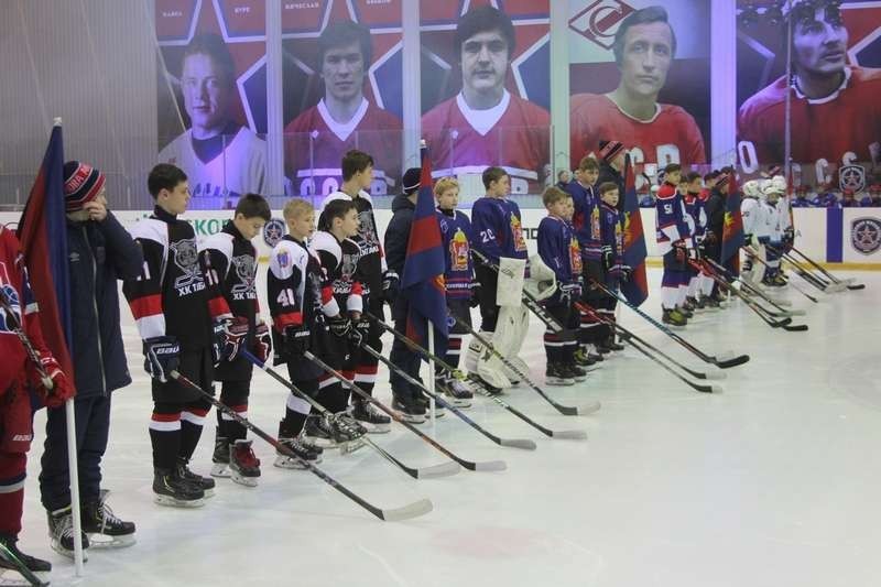 В Новомосковске проходит спартакиада учащихся по хоккею