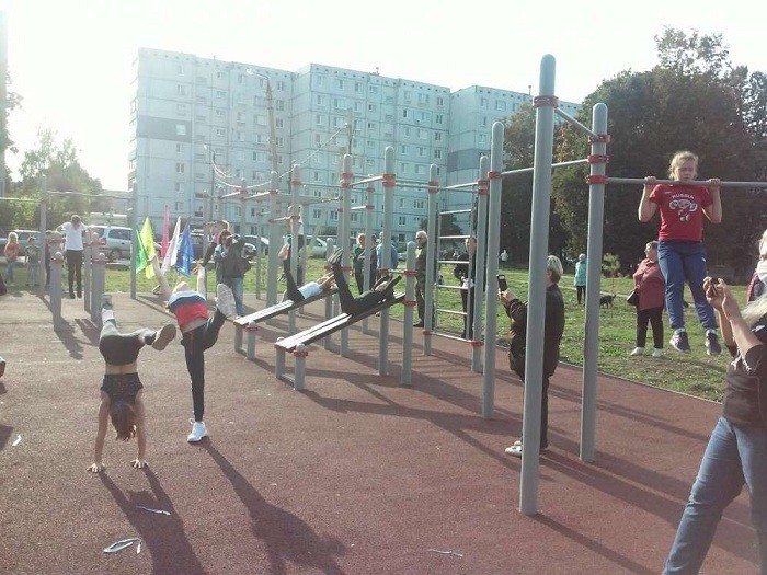 В Новомосковске открыли новую спортивную площадку для занятий воркаутом