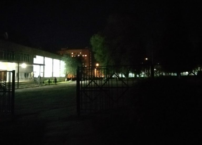 Жители Новомосковска пожаловались на отсутствие освещения возле школы №8