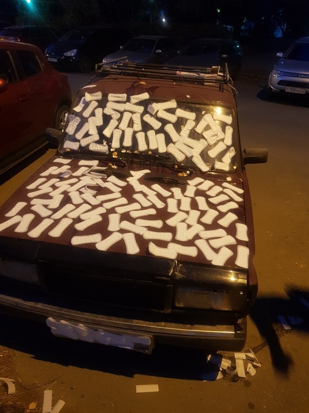 В Новомосковске неизвестные обклеили машину женскими прокладками