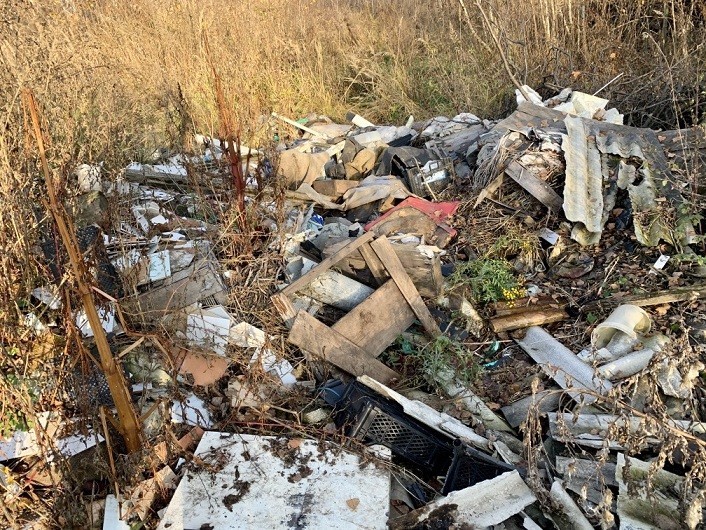 В лесополосе под Северо-Задонском обнаружена свалка бытового и строительного мусора