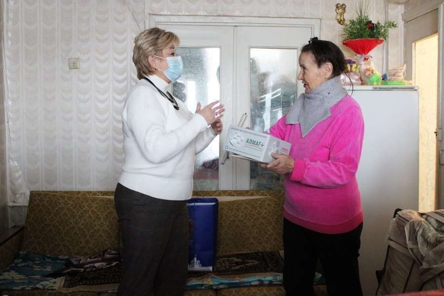 Татьяна Ларина привезла жительнице Новомосковска подарки от губернатора
