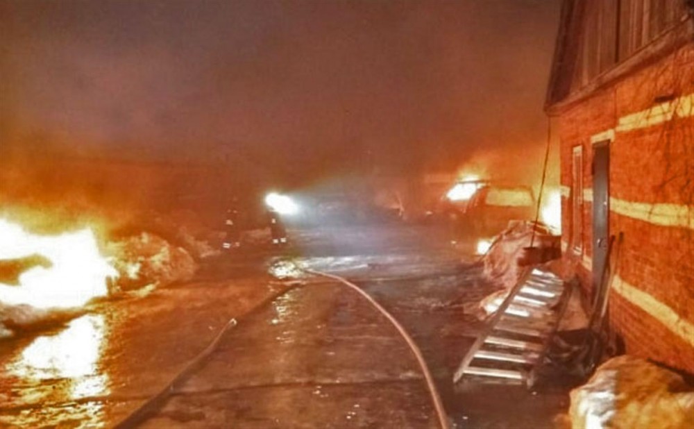 В Донском ночью сгорели сразу 13 автомобилей