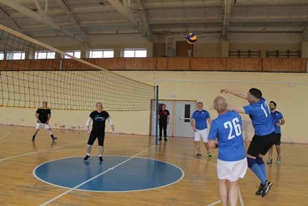 В Новомосковске прошел товарищеский турнир по волейболу среди команд судейского сообщества Тульской области