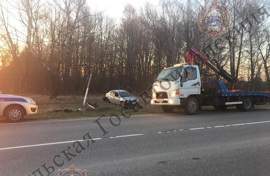 Под Новомосковском 55-лений водитель "Renault Logan" вылетел в кювет