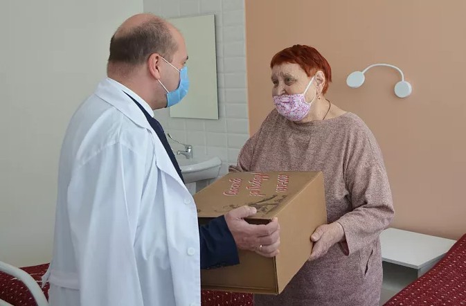Пациенты областного госпиталя ветеранов получили подарочные наборы ко Дню Победы