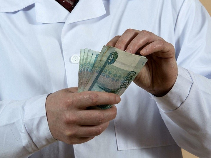 По 15 тысяч рублей будут ежемесячно доплачивать педиатрам и терапевтам в Тульской области 