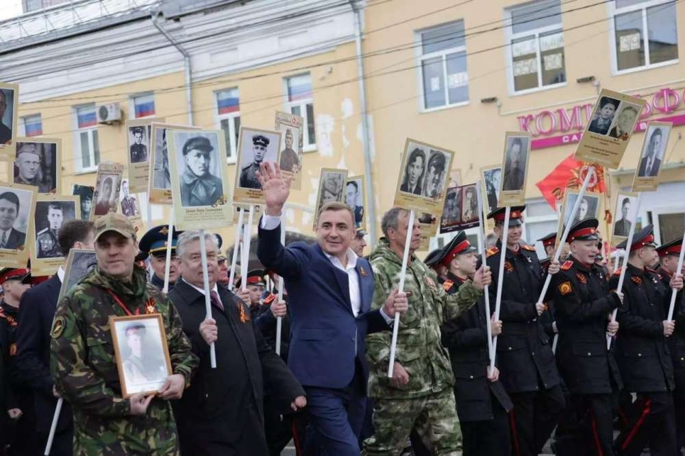 Губернатор Алексей Дюмин принял участие в шествии "Бессмертного полка"
