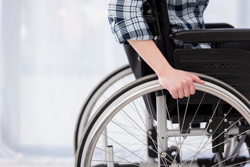 В Новомосковске инвалид-колясочник не может выехать из квартиры из-за неработающего подъемника