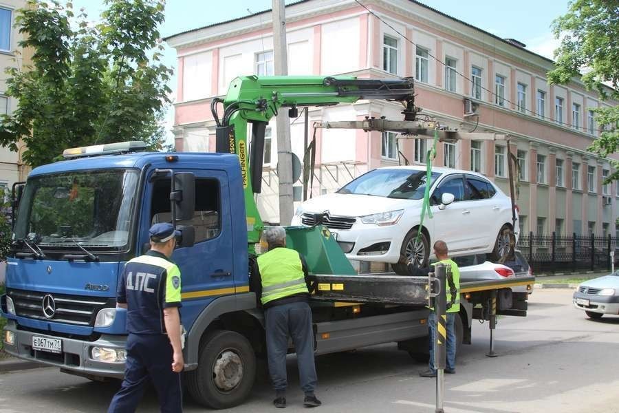 В Новомосковске эвакуировали на штрафстоянку неправильно припаркованные автомобили