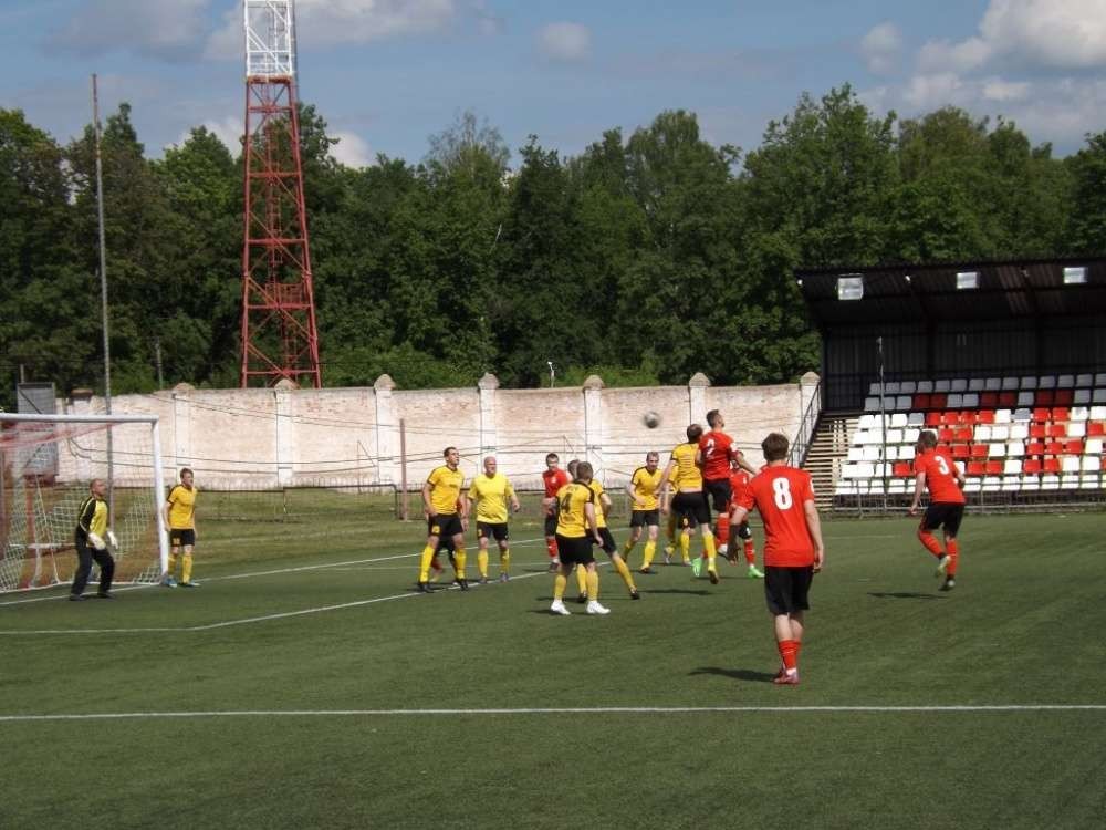 Новомосковцы уверенно заявляют о себе на чемпионате области по футболу