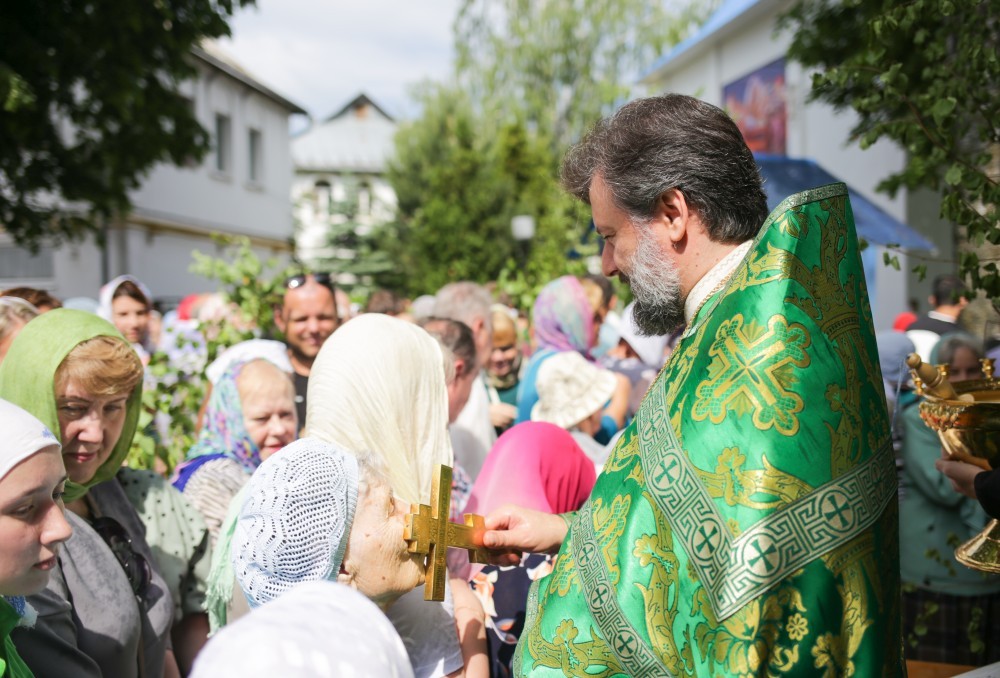 В летнем храме мужского монастыря состоялась Божественная литургия 