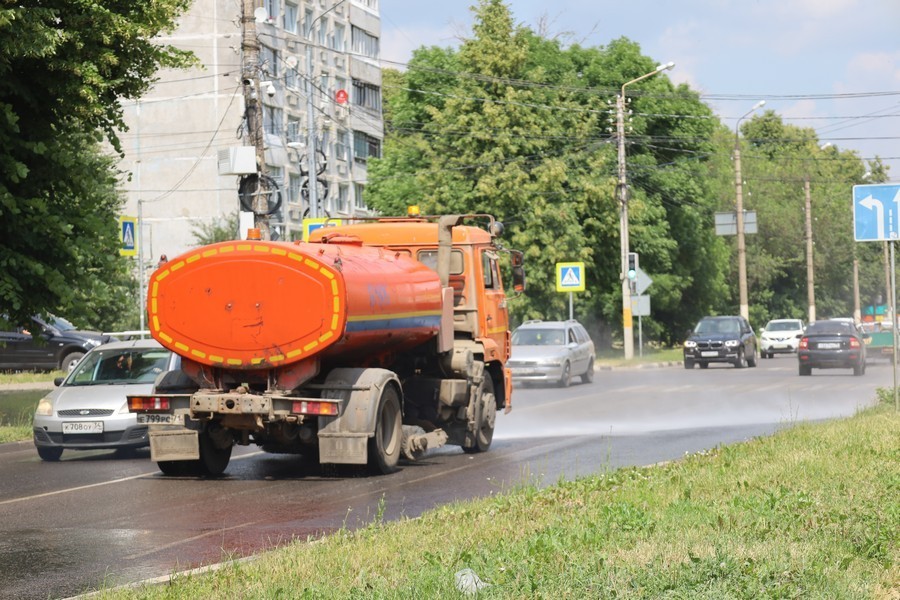 В Новомосковске из-за жары дороги поливают в усиленном режиме