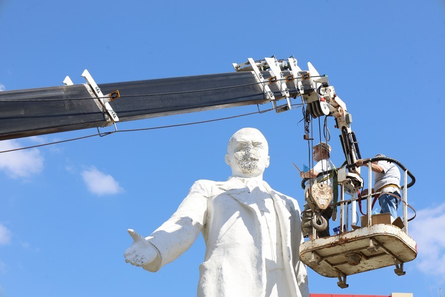 В Новомосковске началась реставрация памятника Владимиру Ленину