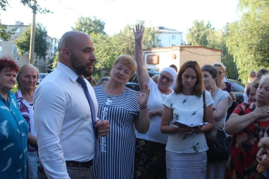 Глава администрации Новомосковска встретился с жителями ул. Чапаева