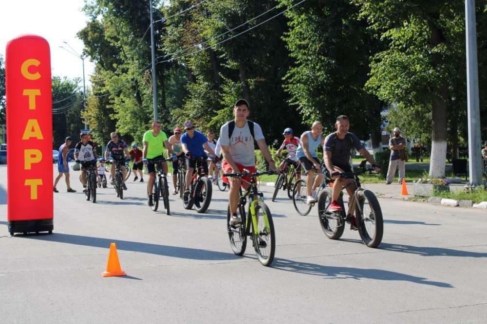Городские велосипедисты провели свой парад в честь Дня физкультурника