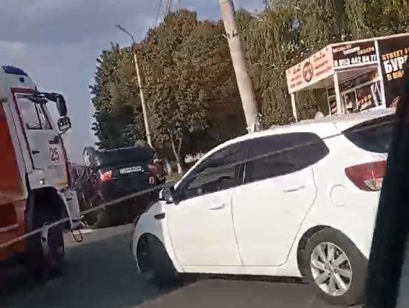 В Новомосковске на перекрестке перевернулся автомобиль
