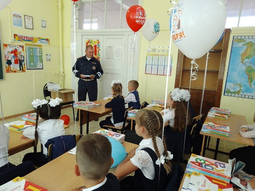 Новомосковским школьникам напомнили основы безопасного поведения на дороге