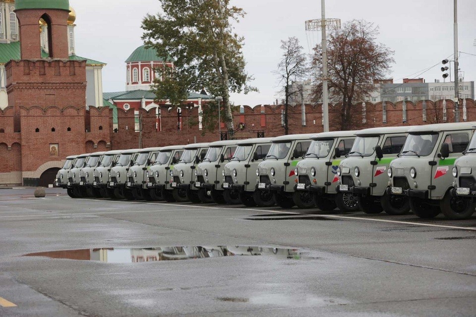 Новомосковские медики получили пять новых автомобилей от губернатора