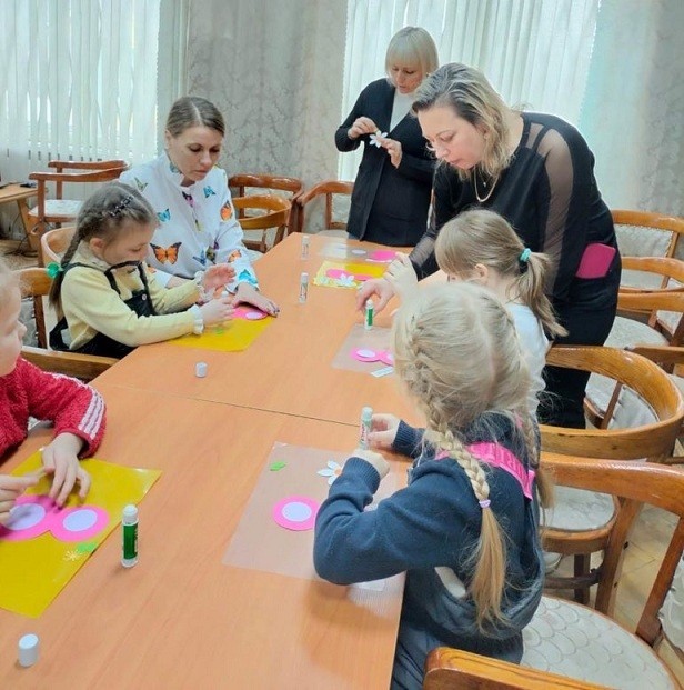 В Новомосковске дошкольники подготовили подарки для мам