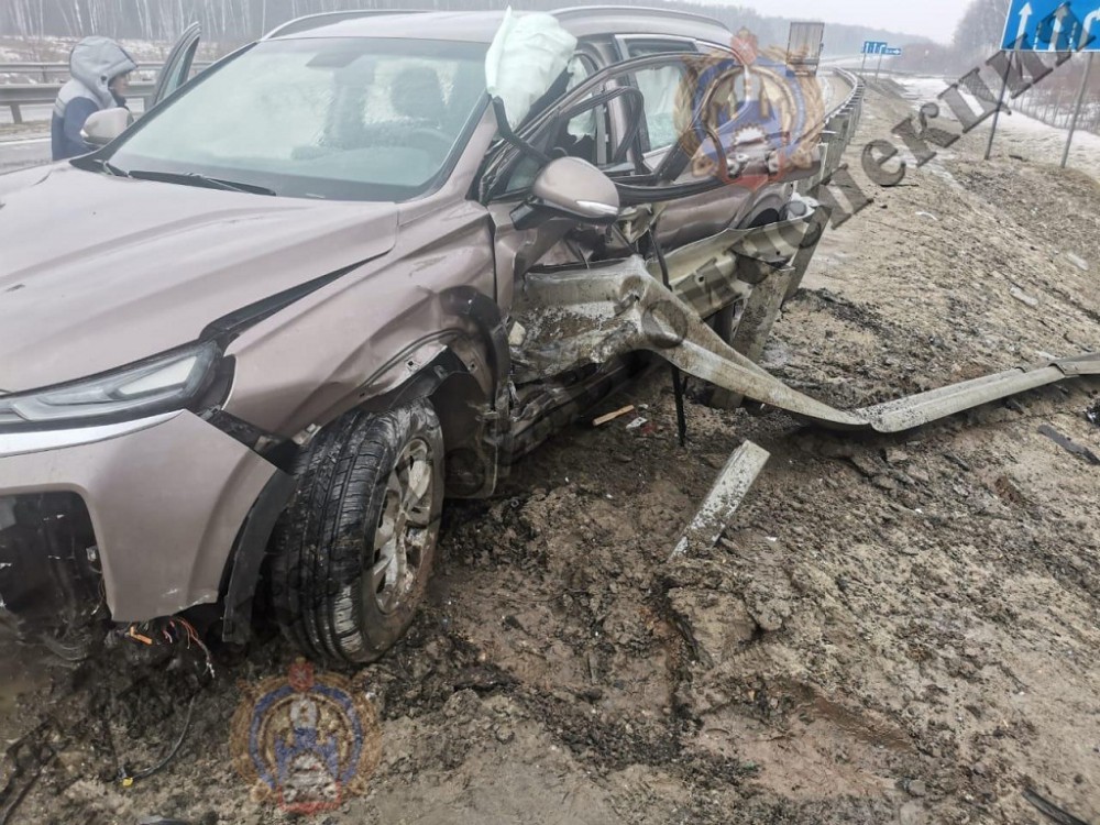 В Тульской области Hyundai Santa Fe врезался в металлическое ограждение