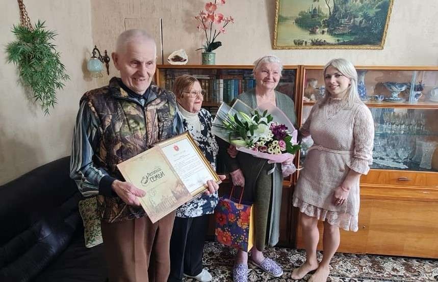 Новомосковскую семью на дому поздравили с 60-летием брака
