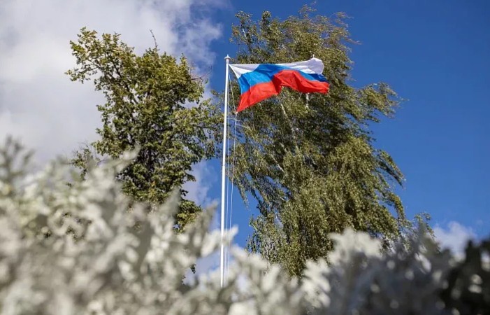 Пьяный новомосковец украл флаг России и вывесил его над своим домом
