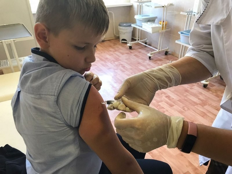 Юных новомосковцев прививают от гриппа