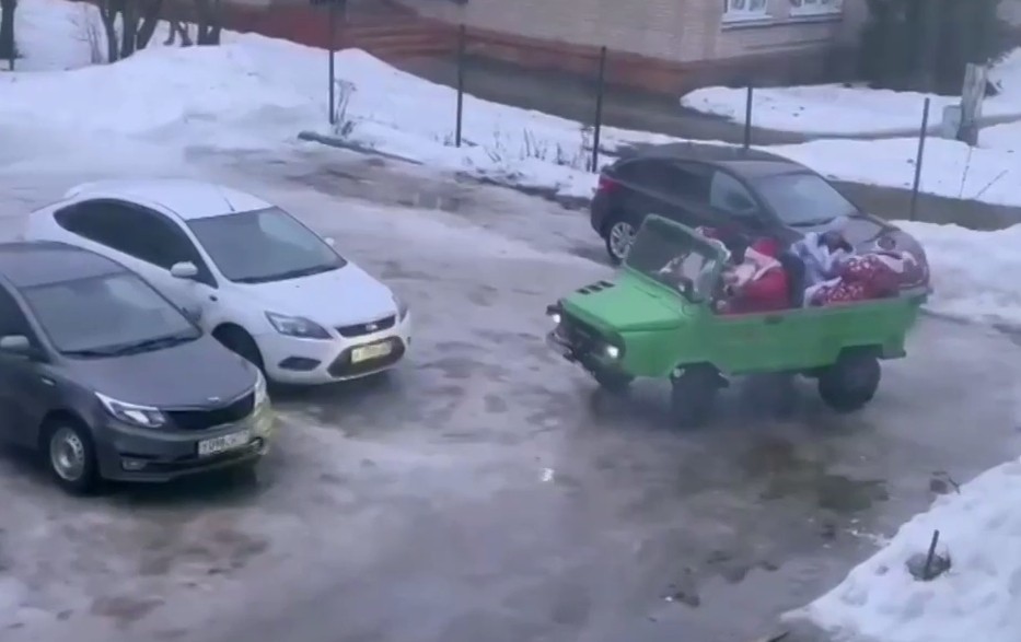 В Новомосковске заметили трех Дедов Морозов со Снегурочкой на необычном транспорте