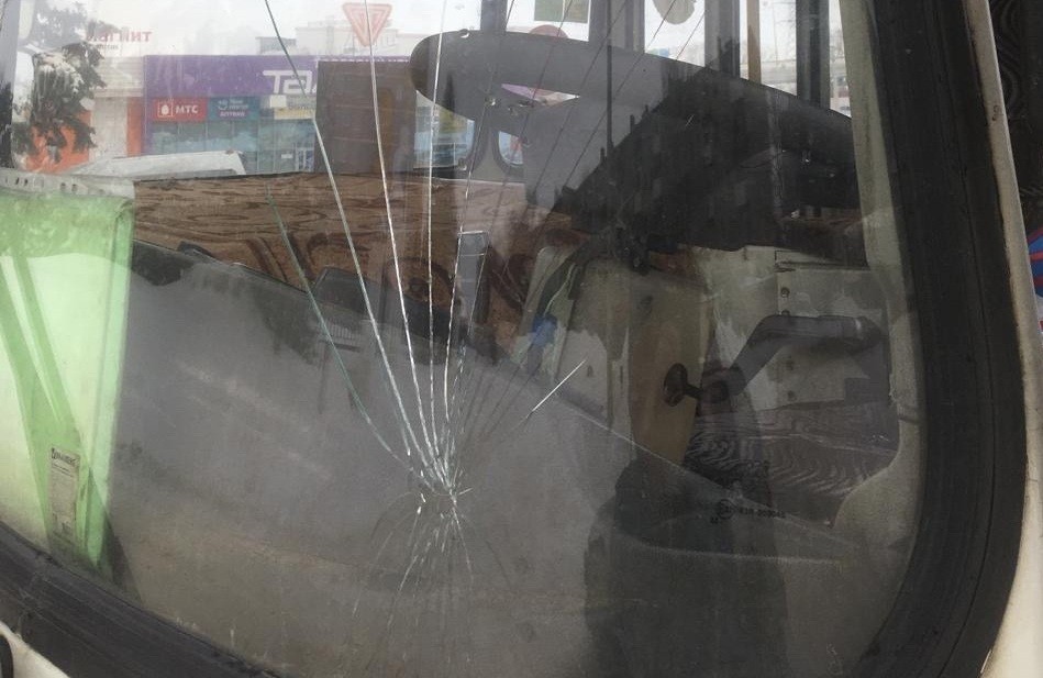 В Новомосковске буйный пассажир разбил стекло автобуса