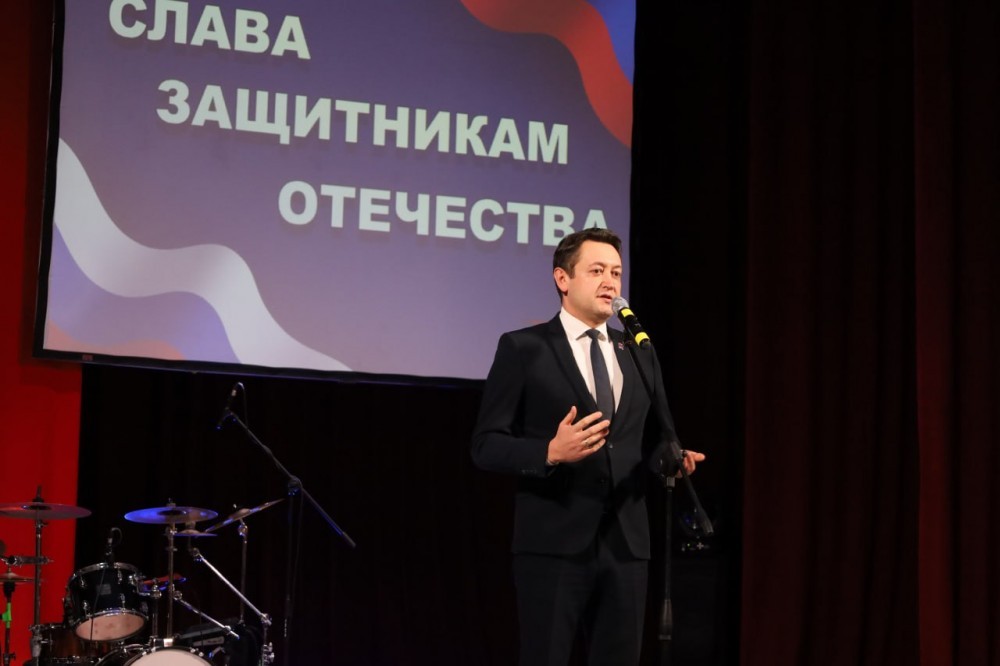 Руководство Новомосковска поздравило горожан с Днем защитника Отечества 