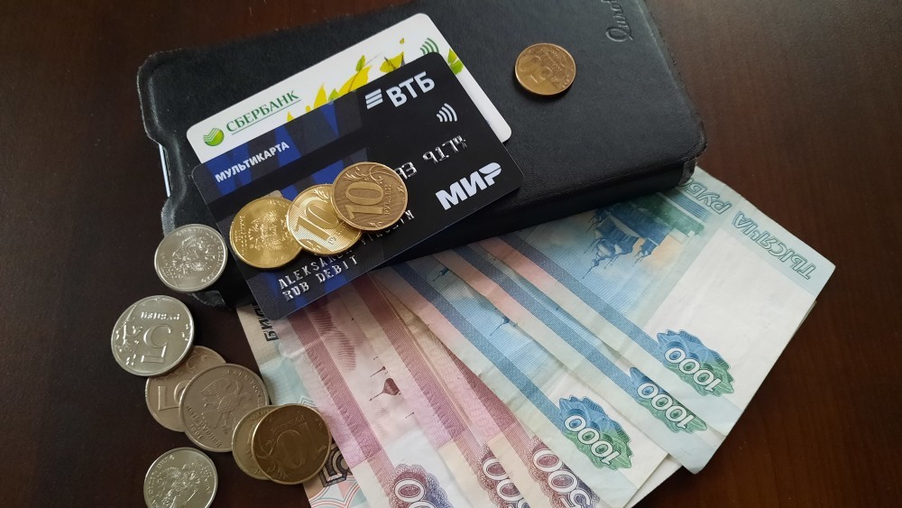 В Новомосковске мужчина воспользовался чужой банковской картой
