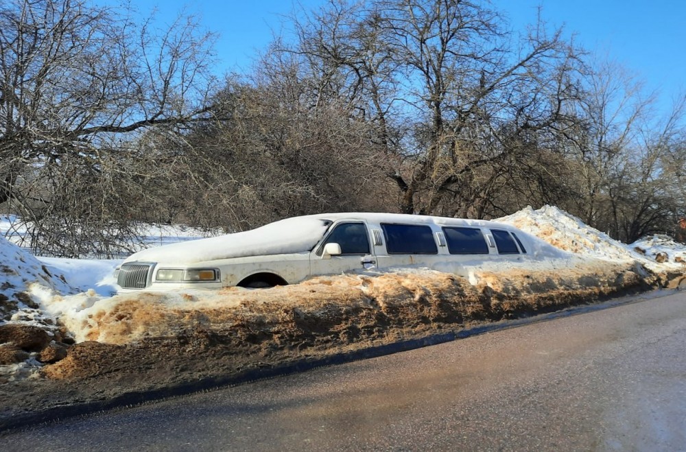 В Новомосковске обнаружился брошенный лимузин