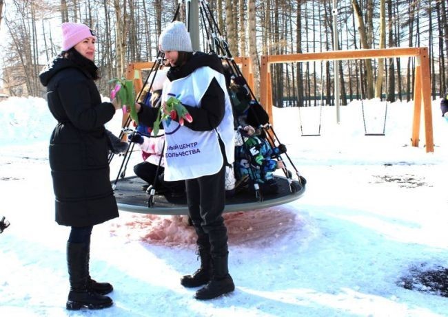 Волонтеры поздравили жительниц Новомосковска с наступающим праздником
