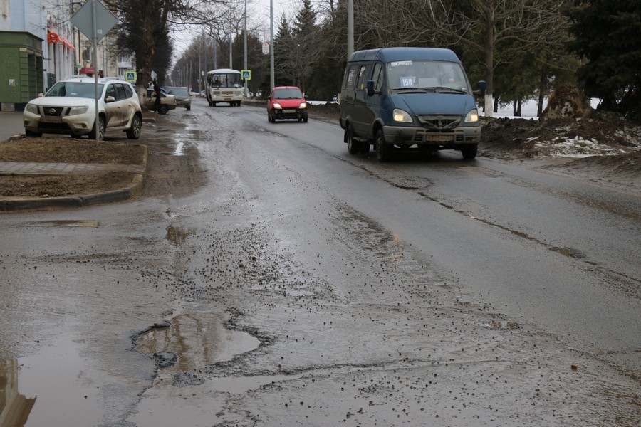 Руслан Бутов рассказал горожанам о ямочном ремонте дорог