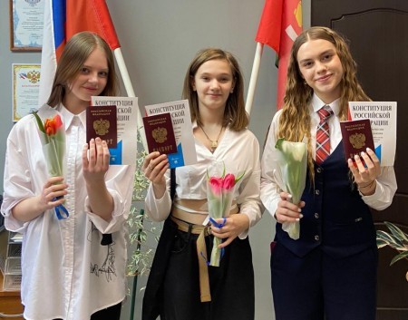 Юным жительницам Новомосковска вручили паспорта