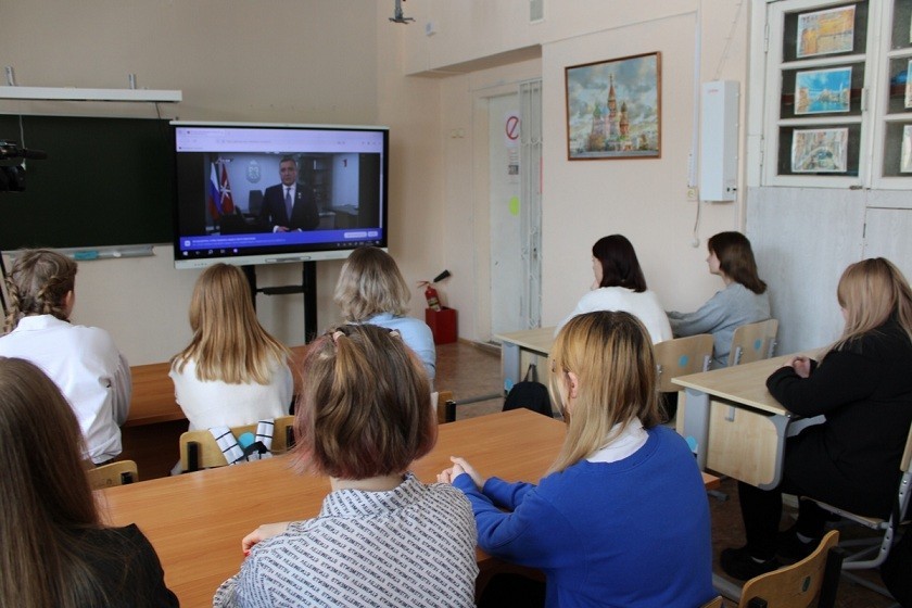 Новомосковские школы присоединились к трансляции всероссийского Урока мужества 