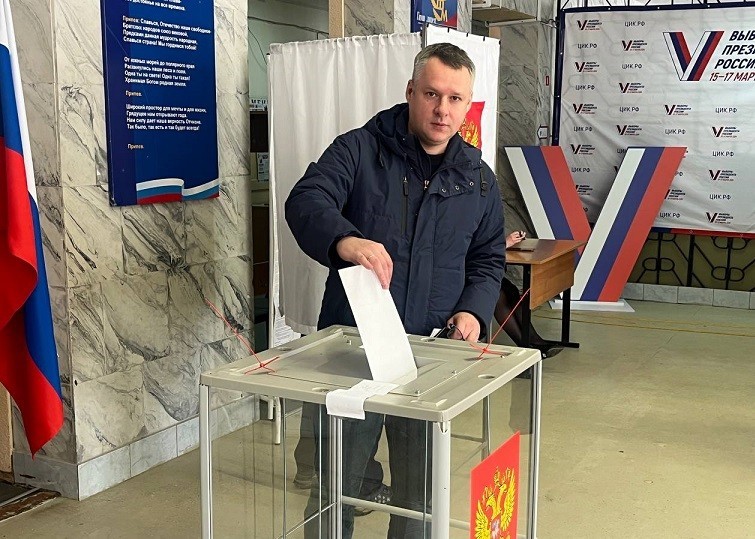 Денис Бычков проголосовал на своем избирательном участке в Новомосковске