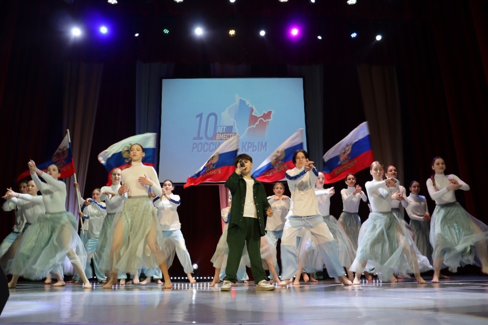 В Новомосковске прошел праздничный концерт, посвященный 10-летию воссоединения Крыма с Россией