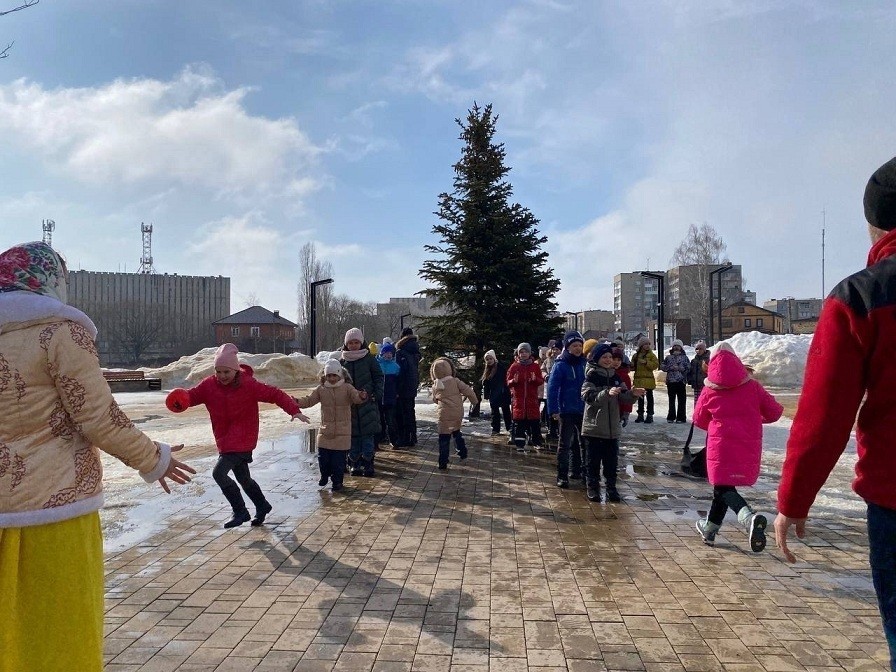 В сквере 60-летия образования СССР встречают весну