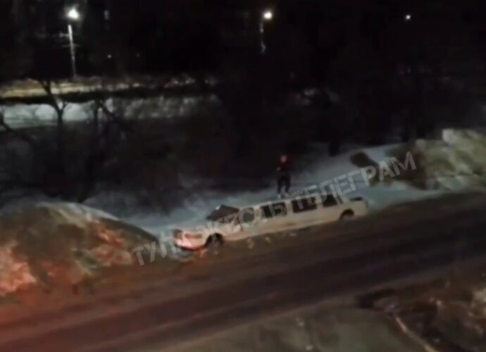 В Новомосковске хулиган попрыгал на лимузине и оторвал зеркало