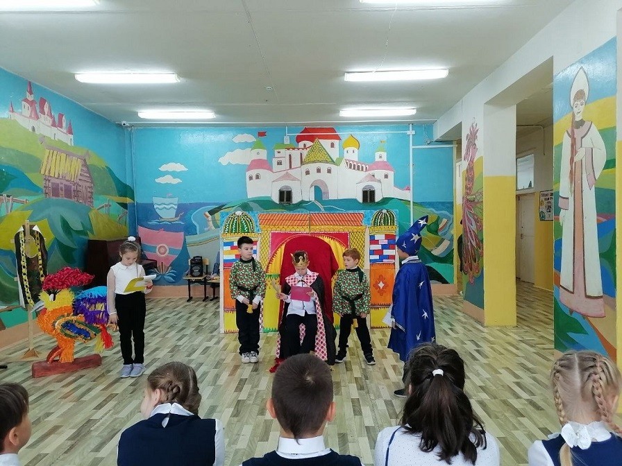 Новомосковские школьники отмечают День театра