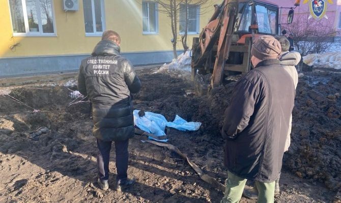 В Новомосковске работника при выполнении ремонта систем водоснабжения засыпало грунтом 