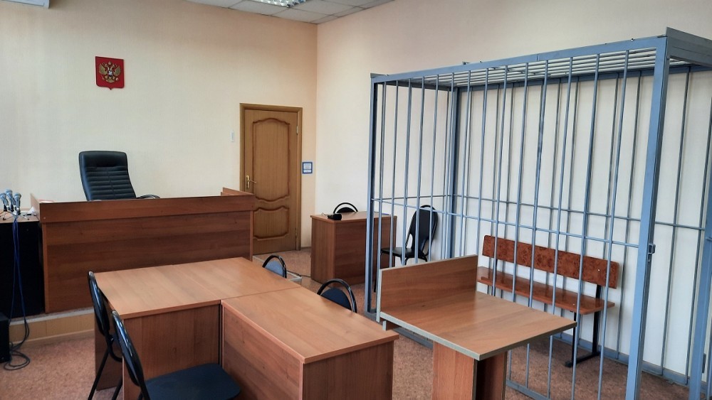 В Новомосковске на женщину упала наледь: потерпевшая подала в суд на УК